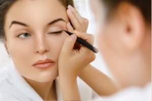 How to apply eyeliner to small eyes, eyeliner makeup tips and hacks