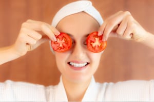 benefits of tomato for skin homemade skincare face mask for acne, natural remedies for pimples. DIY face mask for acne