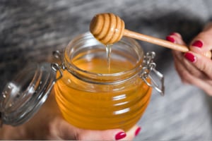 benefits of honey for skin homemade skincare face mask for acne, natural remedies for pimples. DIY face mask for acne