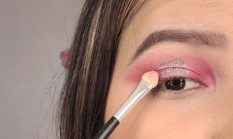 Halo eye makeup tutorial step by step for beginners with pictures, how to do a halo eye makeup for hooded eyes, What is halo eye makeup look 