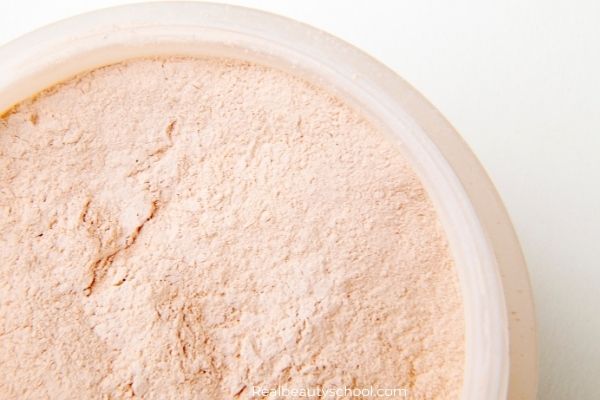 Setting powder to prevent cakey foundation 