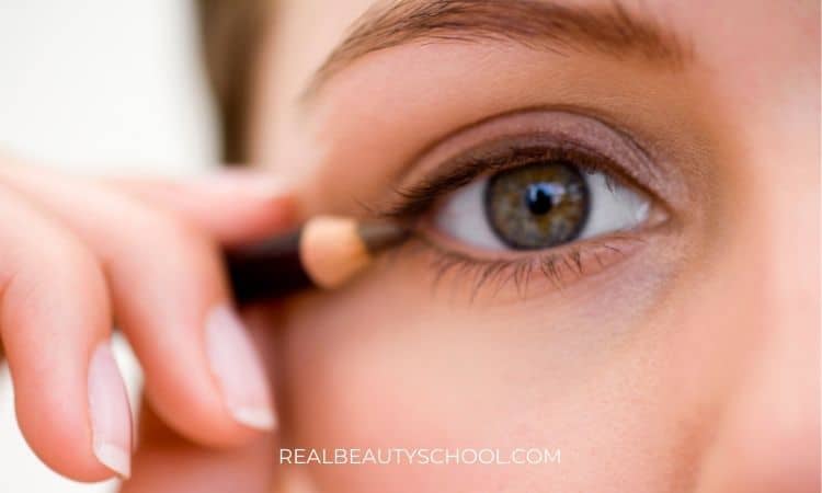 setting eyeliner with eyeshadow 