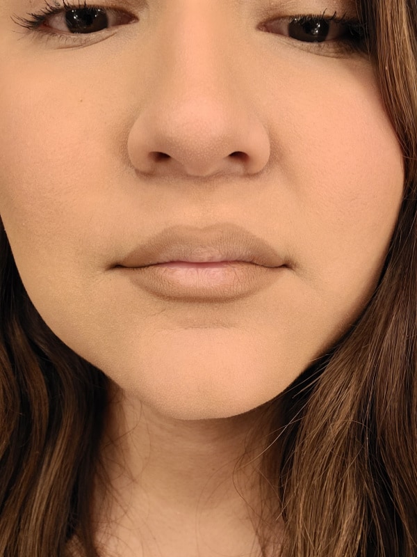overlining thin lips to make them look fuller