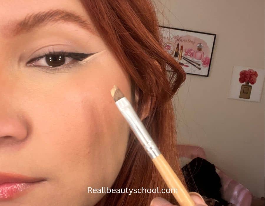 cleaning the eyeliner makeup with concealer 