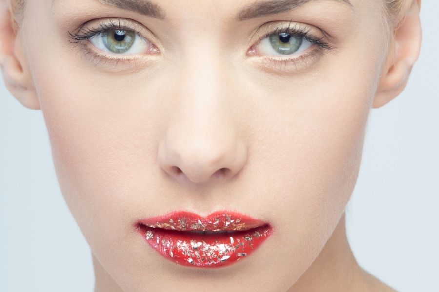 Festival Fever: Boho Makeup Natural eyes, Glittery red lips
