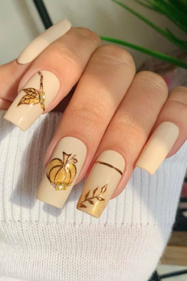 Nude with golden Sprakle Pumpkin and leaves Nails